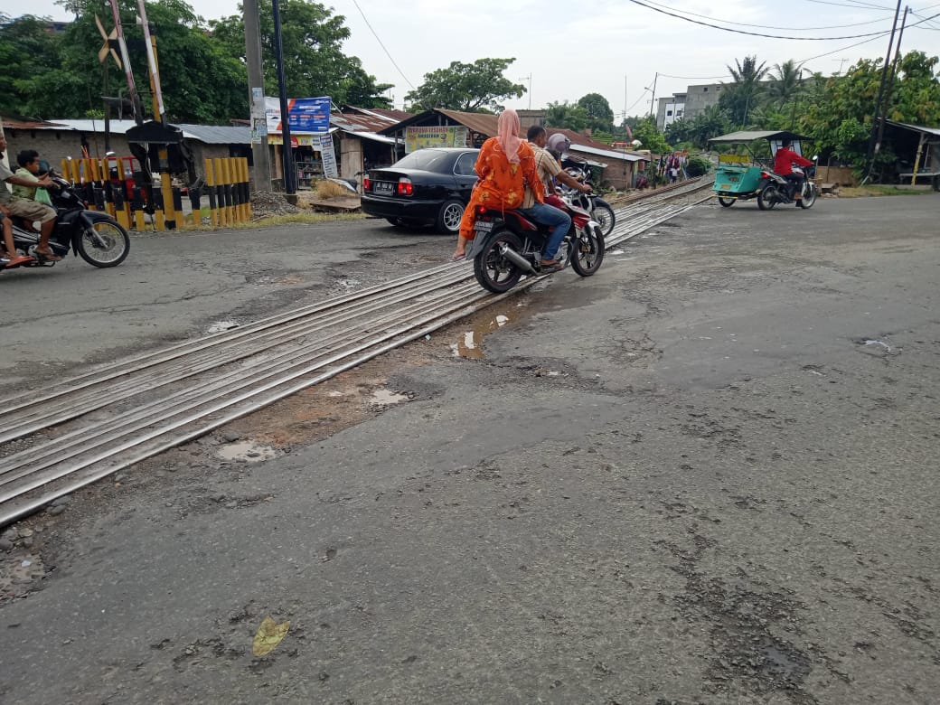 Jalan Pada Perlintasan Rel KA Di Tebingtinggi Rusak, Pengendara Roda Dua Sering Jatuh