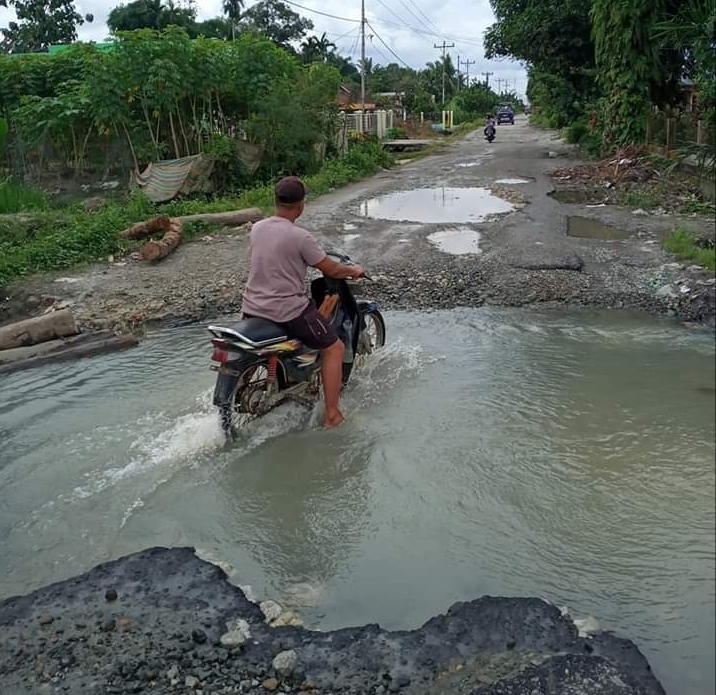 Camat Huta Bayu Raja Diminta Cari Solusi Tangani Jalan Umum Yang Rusak
