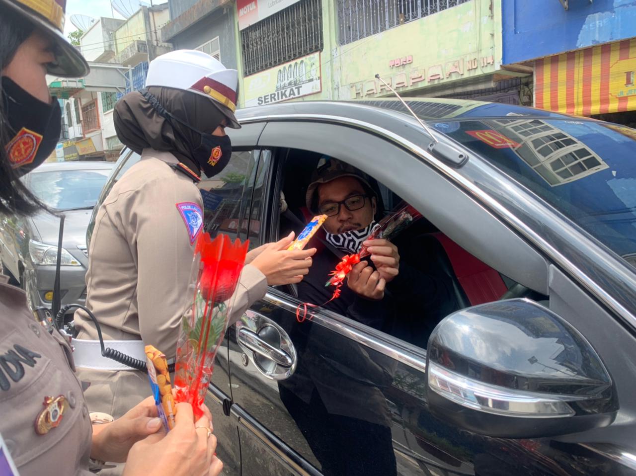 Giat Humanis, AKP Vivin Bagikan Bunga Dan Coklat Dalam Ops Keselamatan Toba 2021