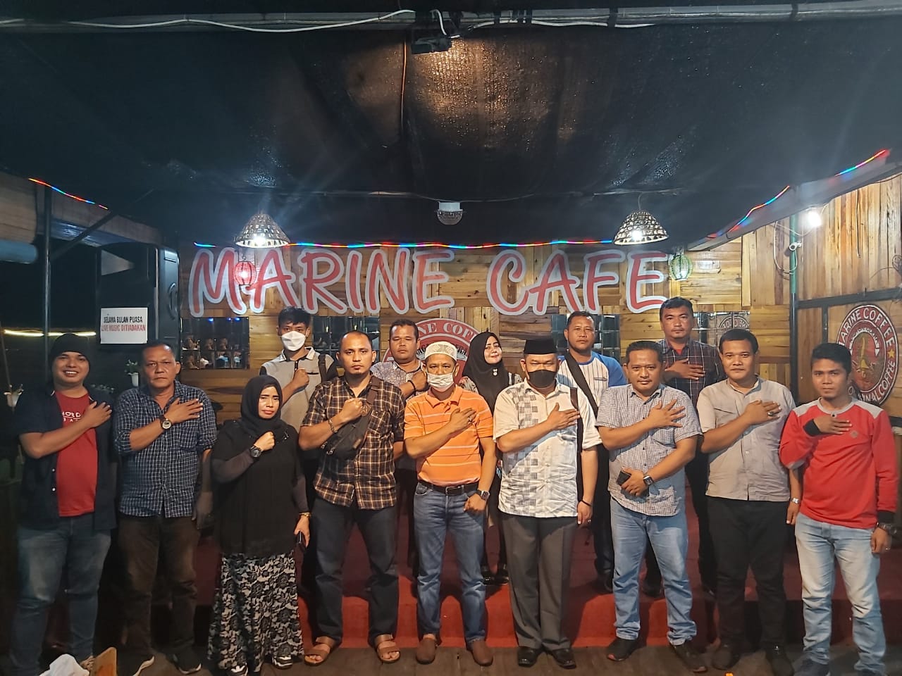 Waka Polres Belawan, Ketua Pewarta Bersama Pengurus Bukber Dipinggir Laut |