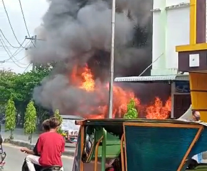 Api Habiskan Warung Bakso Simpang Rambung Tebingtinggi |