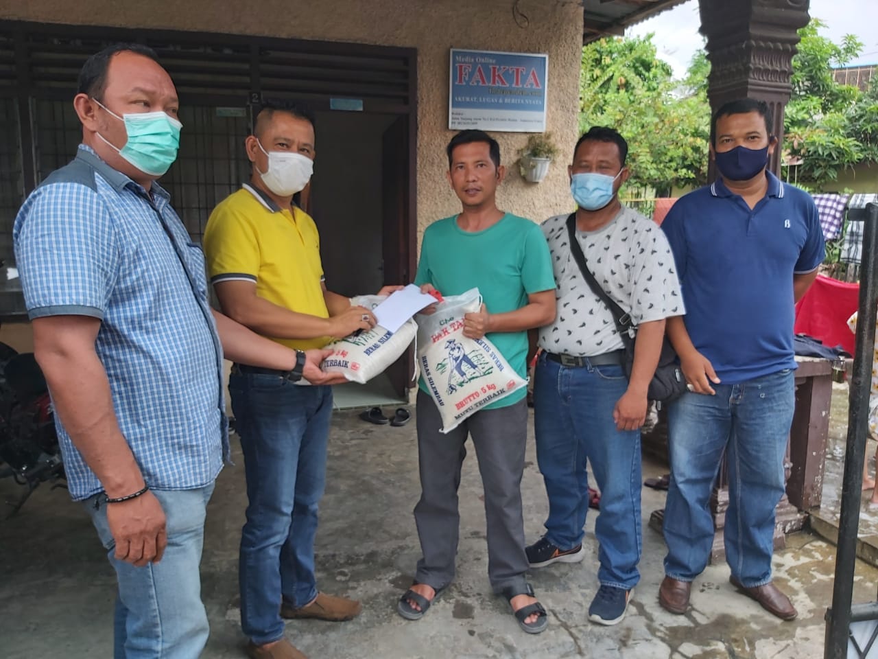 Ketua Pewarta Santuni Keluarga Almarhum Herman Wartawan Senior Pengadilan