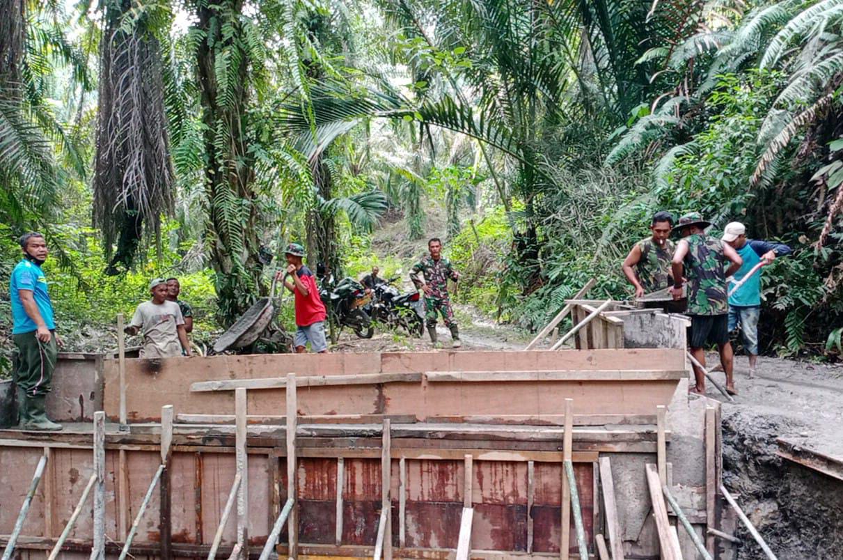 Kompak, Satgas dan Warga Kebut Pembangunan Jembatan TMMD 111 Kodim 0204/DS |