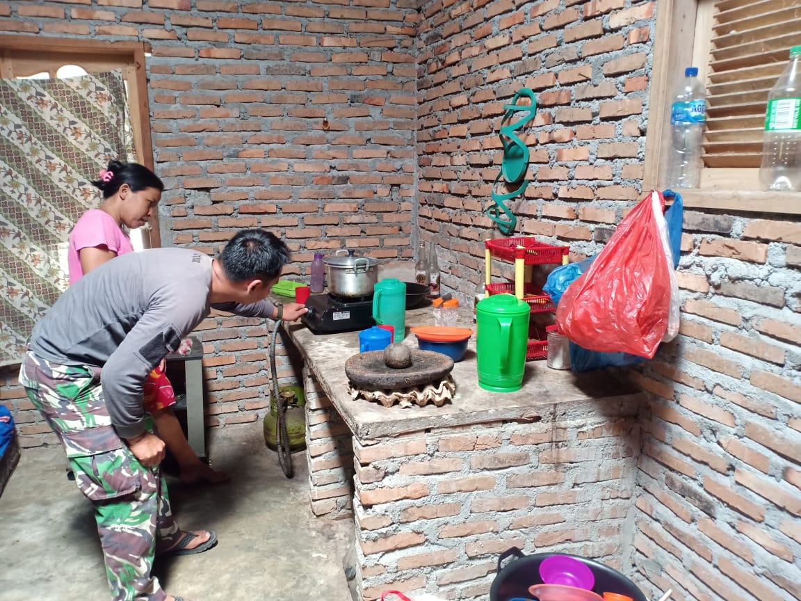 Kedekatan dengan Orangtua Asuh, Satgas TMMD Ikut Memasak |