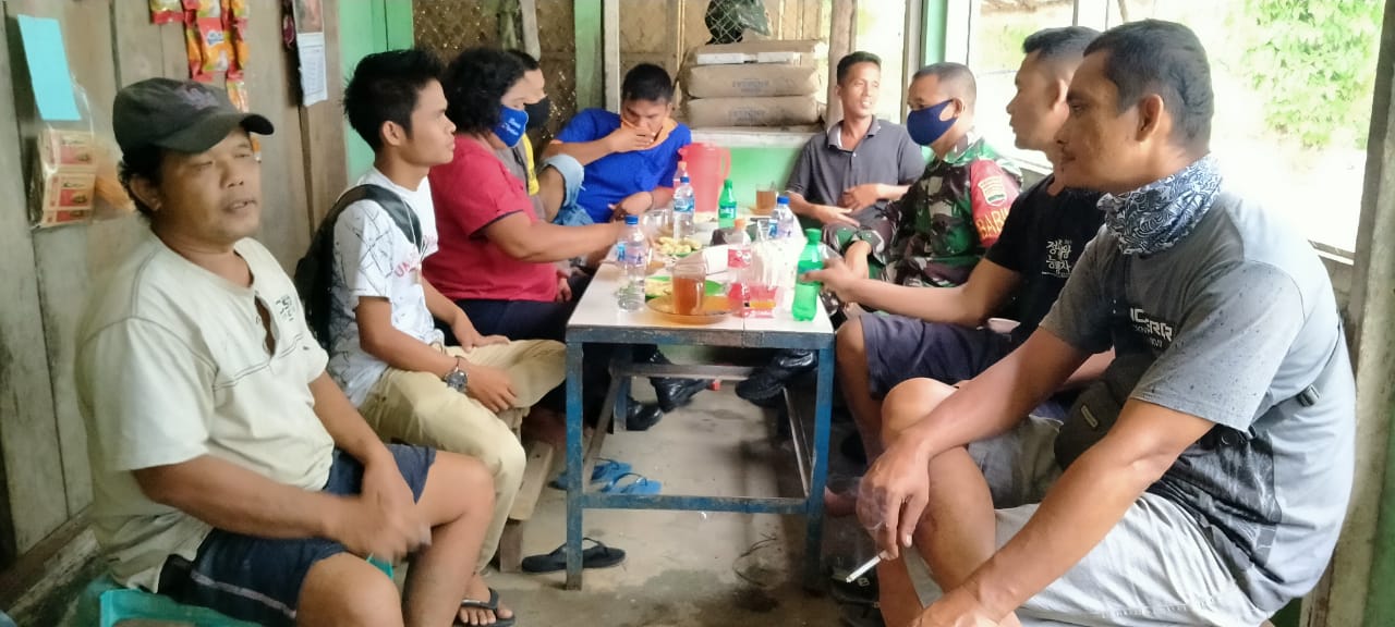 Manfaatkan Waktu Istirahat, Satgas TMMD Komsos di Warung Kopi |