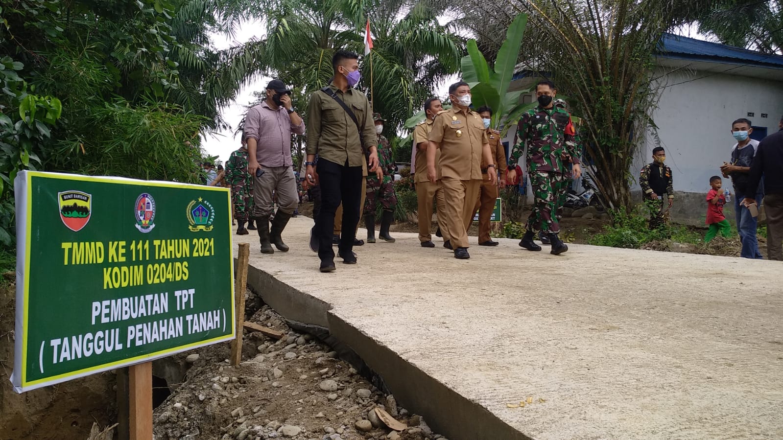 Cegah Longsor, Satgas TMMD 111 Kodim 0204/DS Bangun Tanggul Penahan  Tanah |