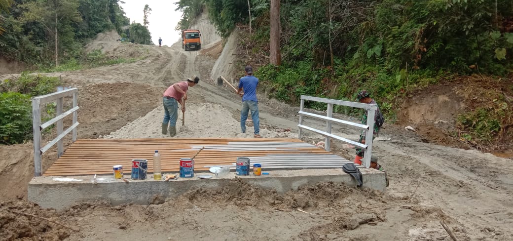 Warga Antusias Ikut Bantu Satgas TMMD Selesaikan Pembuatan Jembatan |