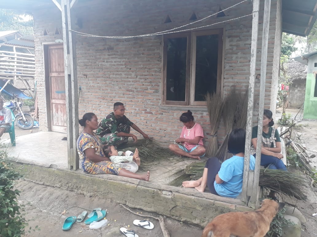 Satgas TMMD Ungkap Prospek Bisnis Batang Lidi Sawit ke Warga |