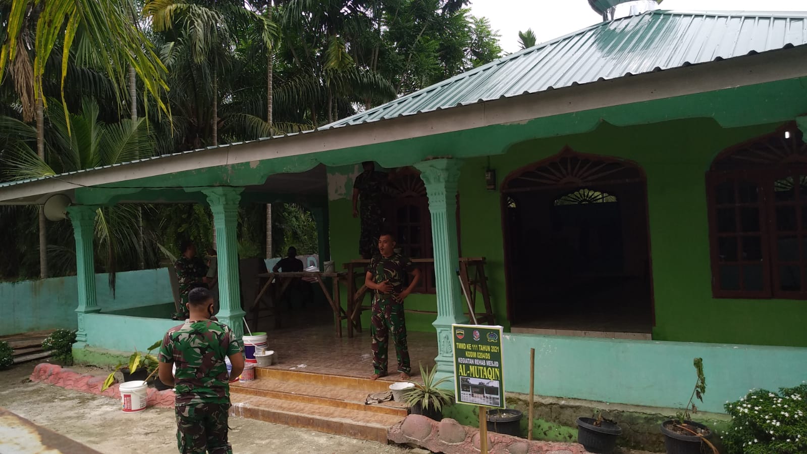 Wujud Kepedulian TNI, Satgas TMMD 111 Kodim 0204/DS Rehab Masjid Warga |