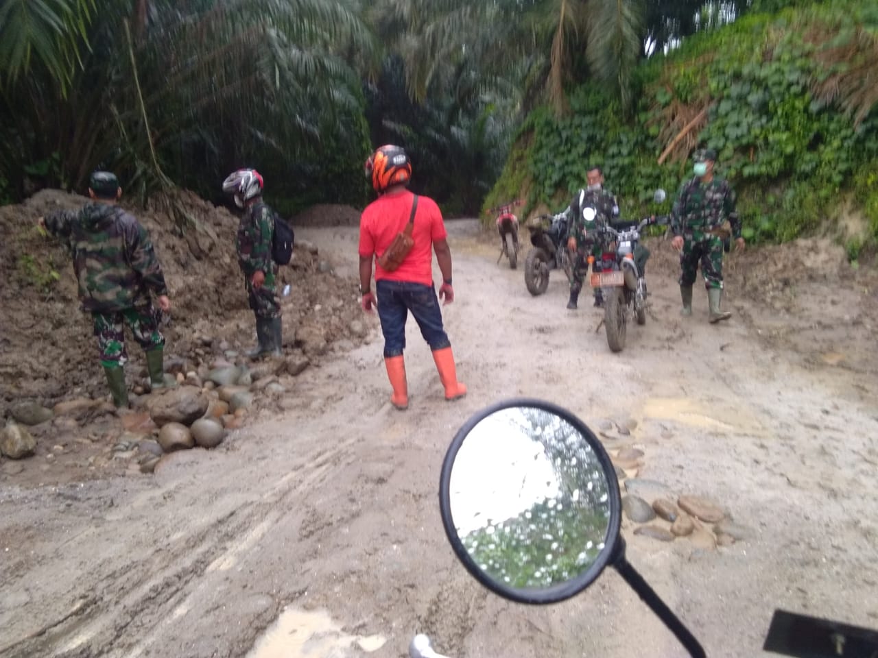 Terjang Hujan Naik Trail, Dandim 0204/DS Tinjau Jalan TMMD Ke-111