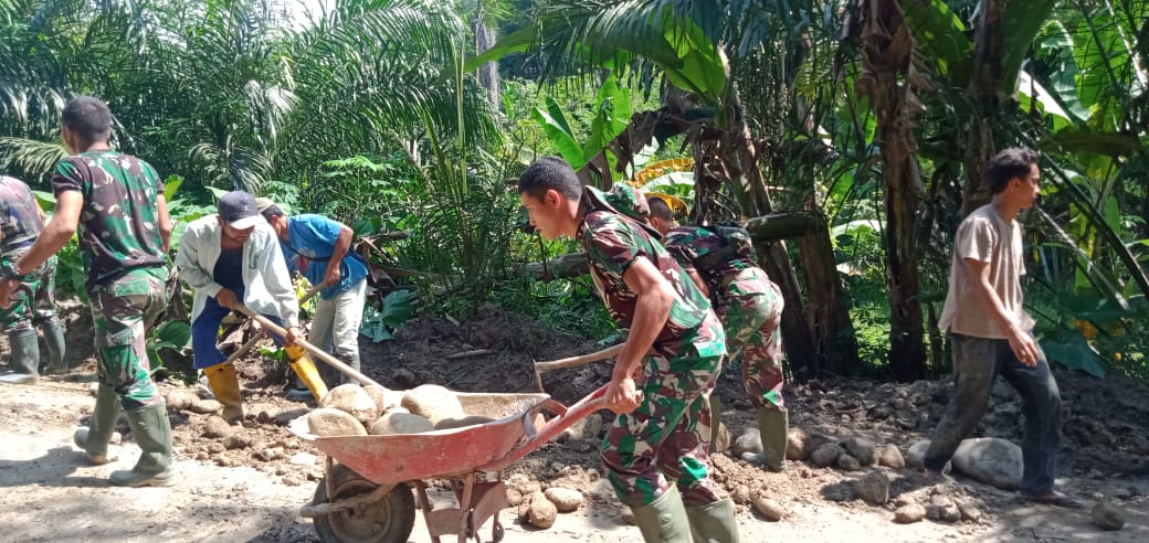 Sasaran Fisik Pemadatan Jalan Dalam TMMD ke 111 Kodim 0204/DS terus Dikerjakan Satgas TMMD Bersama Masyarakat