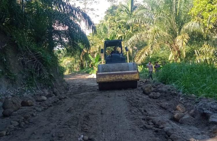 Alat Berat Sangat Membantu Dalam Proses Pengerasan Jalan TMMD 111 Kodim 0204/DS