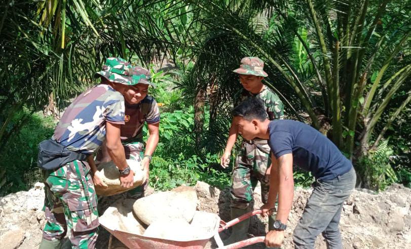 TNI Dan Masyarakat Bahu Membahu Di Kegiatan TMMD 111 Kodim 0204/DS