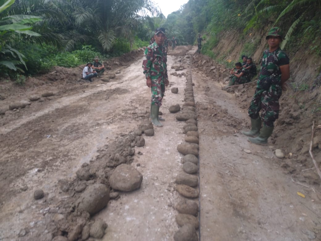 Wujud 8 Wajib TNI, Satgas TMMD 111 Kodim 0204/DS Bangun Jalan Untuk Sejahterakan Rakyat