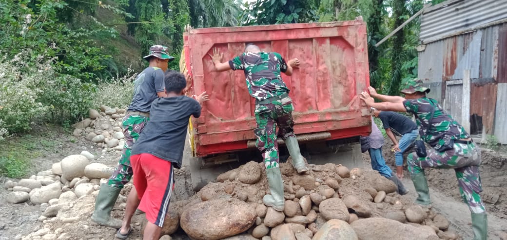 Truk Terjebak, Satgas TMMD Kodim 0204/DS Dan Warga Bergerak
