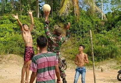 Ajak Warga Olah Raga, Wujud Tugas Pembinaan Teritorial Satgas Kodim 0204/DS Di Lokasi TMMD