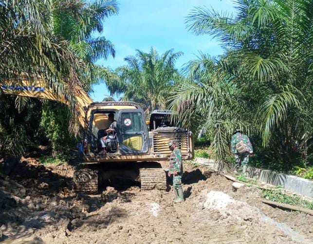 Hujan Dan Jalan Berlumpur Tidak Menyurutkan satgas TMMD Ke- 111 Kodim 0204/DS Untuk Terus Bekerja