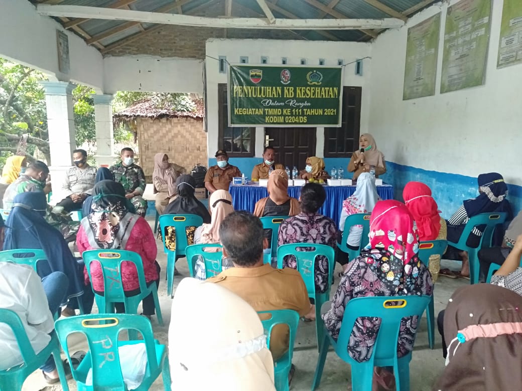 Penyuluhan KB-Kes TMMD Kodim 0204/Ds, Bidan Desa Imbau Warga Tidak Sembarangan Pilih Alat Kontrasepsi