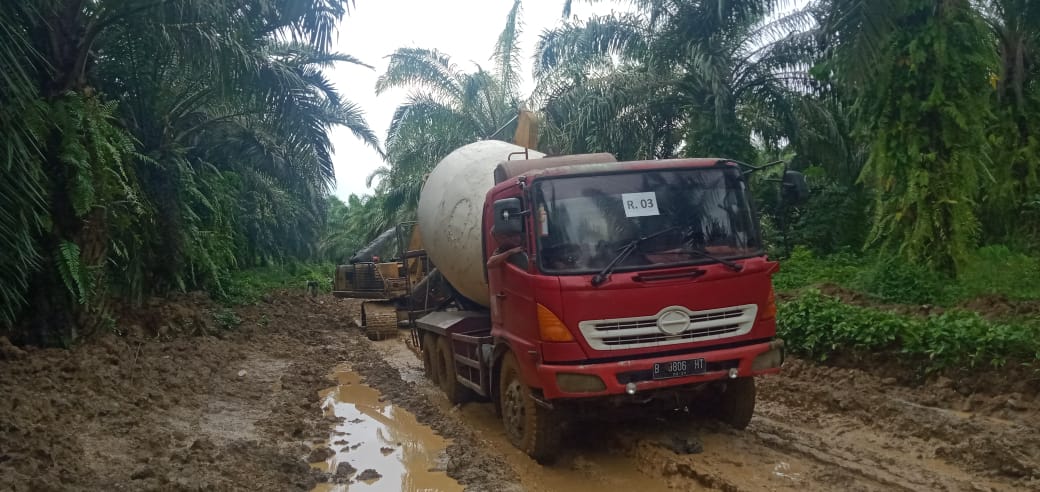 Backhoe Bantu Truk Molen Lewati Jalan Berlumpur Di Lokasi TMMD Kodim 0204/DS