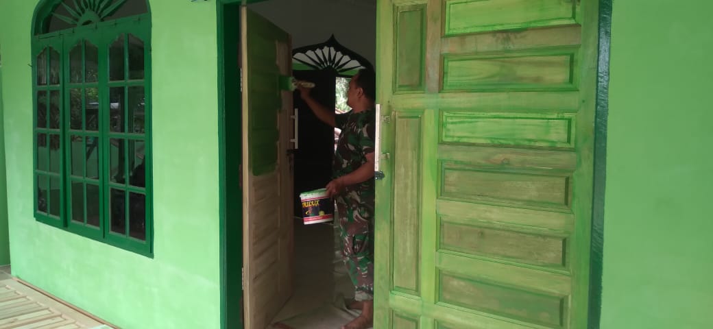 Semakin Dekati Penyelesaian, Satgas TMMD Kodim 0204/DS Cat Pintu Dan Jendela Masjid Al Muttaqin