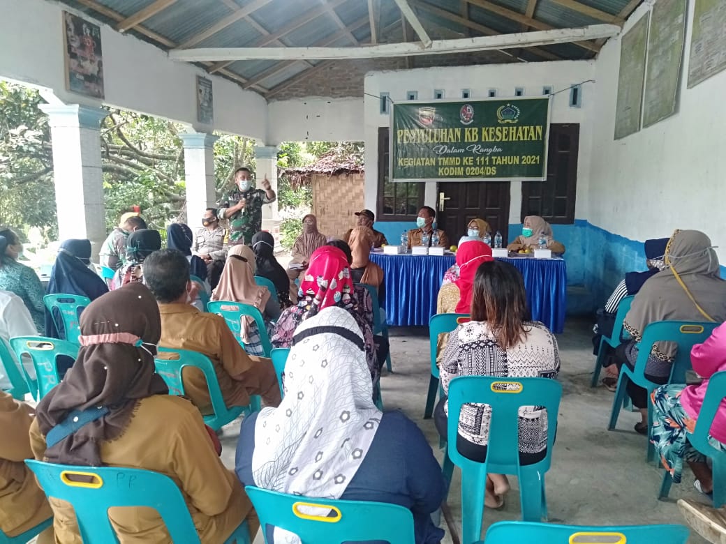 Tingkatkan Kesehatan Dan Kesejahteraan Warga, Satgas TMMD Kodim 0204/DS Gelar Penyuluhan KB-Kes