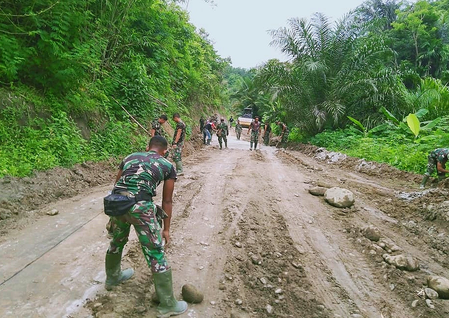 Satgas TMMD Kodim 0204/DS Selesaikan Perkerasan Jalan Dengan Sirtu