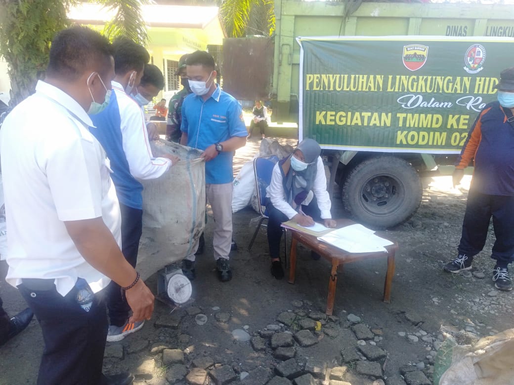 Satgas TMMD Kodim 0204/DS Edukasi Warga Untuk Bijak Mengelola Sampah