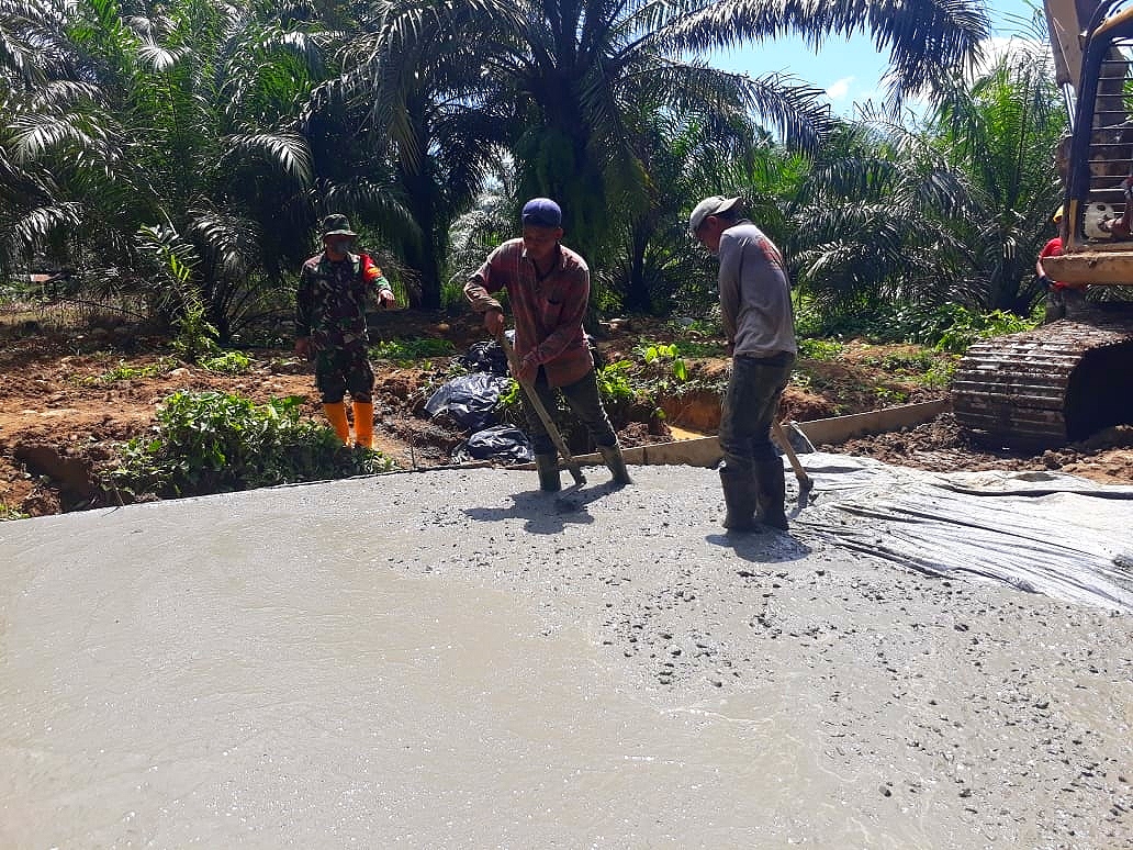 Di Bawah Terik Matahari, Warga Dan Satgas Tambah Semangat Kerjakan Pengecoran Jalan TMMD