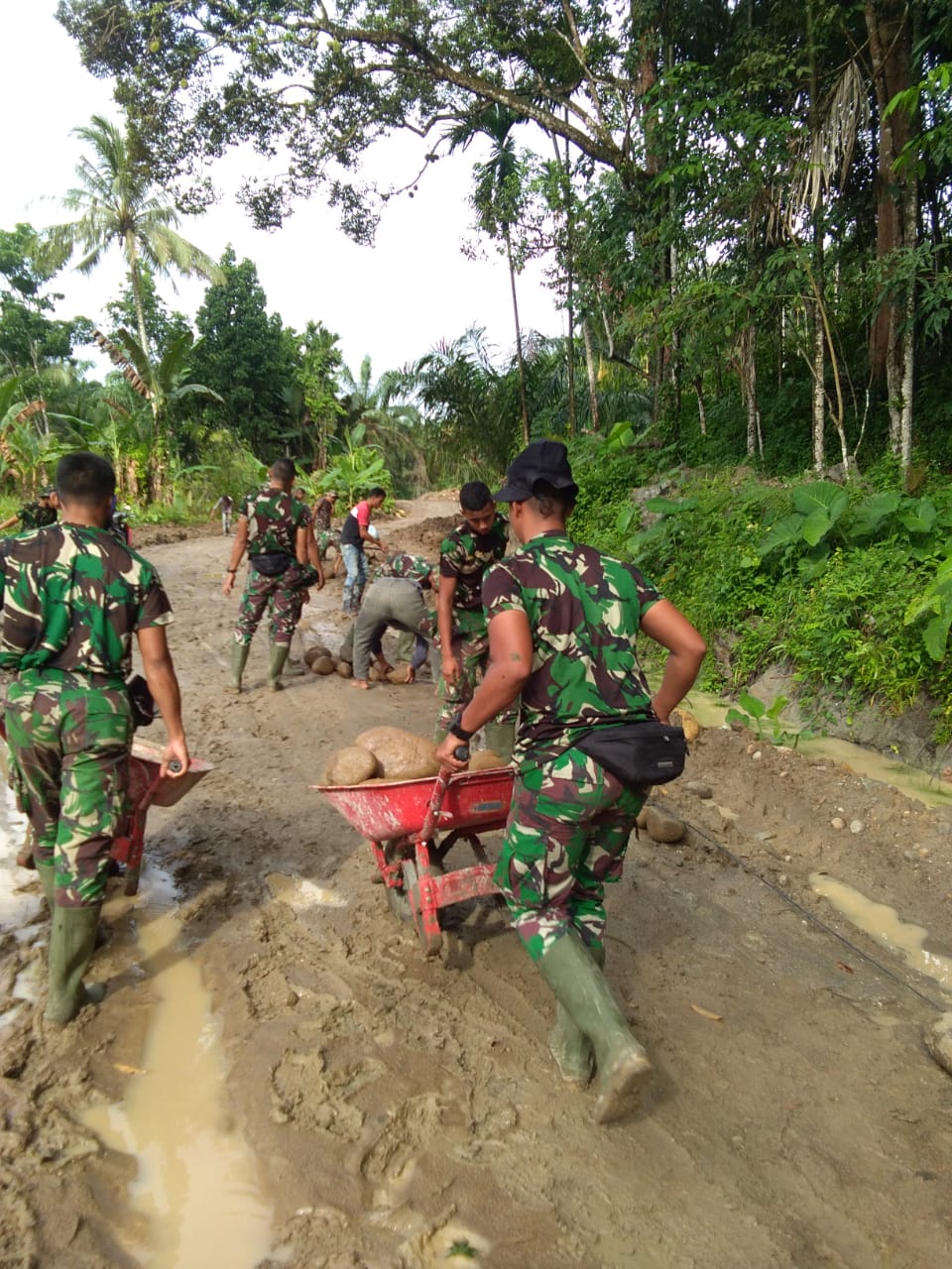 Seluruh Sasaran Fisik Nyaris Tuntas, Satgas Dan Warga Fokus Pembuatan Jalan Rigid Beton