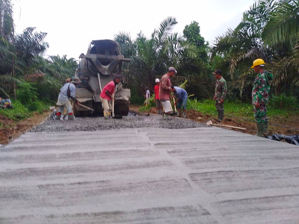 Satgas TMMD Kodim 0204/DS Lakukan Shift Siang-Malam Pengecoran Jalan