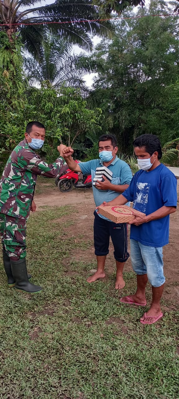 Satgas TMMD Kodim 0204/DS Serahkan Al Kitab Dan Jam Dinding Ke Jemaat GKPI Dusun VII Desa Mabar