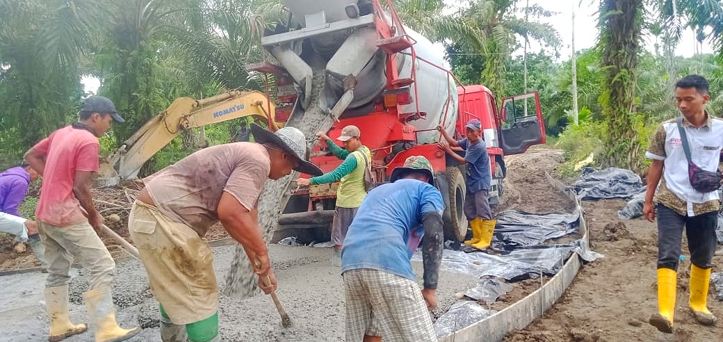 Semangat Warga Tak Kunjung Padam untuk Miliki Segera Jalan Cor Beton Karya TMMD Kodim 0204/DS