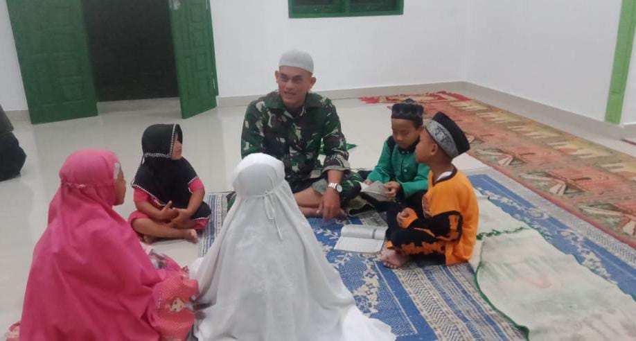Disela-sela Kegiatan Sasaran Fisik, Satgas TMMD Kodim 0204/DS Sempatkan Mengajar Ngaji