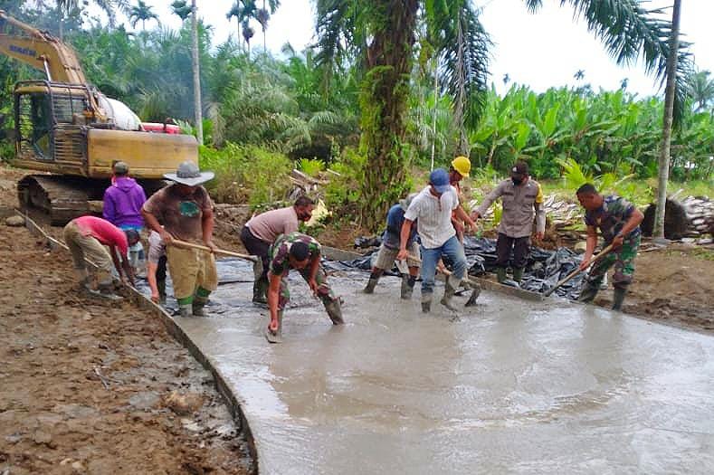 Sinergi TNI-Polri Percepat Pengecoran Jalan TMMD Kodim 0204/DS