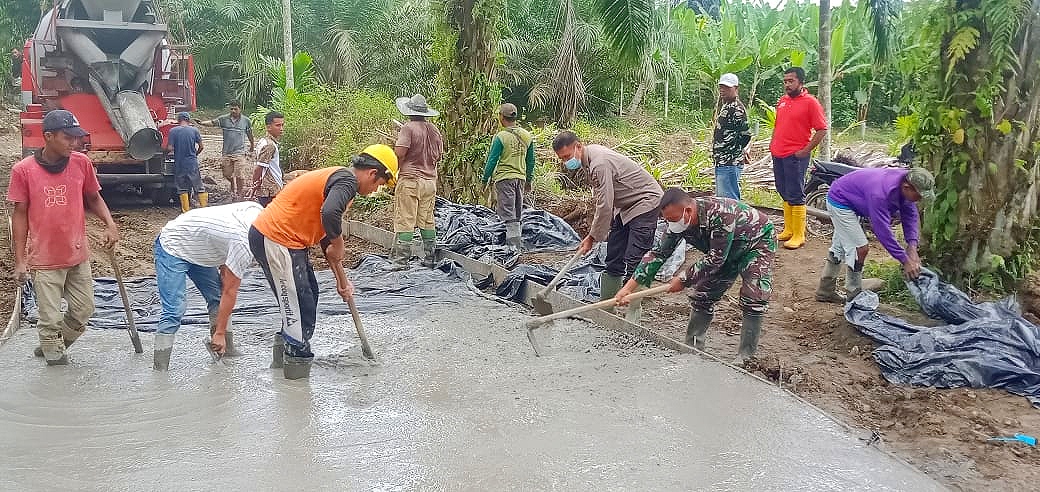 Tak Mau Ketinggalan, Wakapolsek Bangun Purba Ikut Ngecor Jalan TMMD Kodim 0204/DS