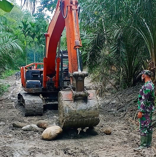Satgas Kodim 0204/DS Terus Maksimalkan Backhoe Untuk Percepatan Pembangunan Jalan TMMD