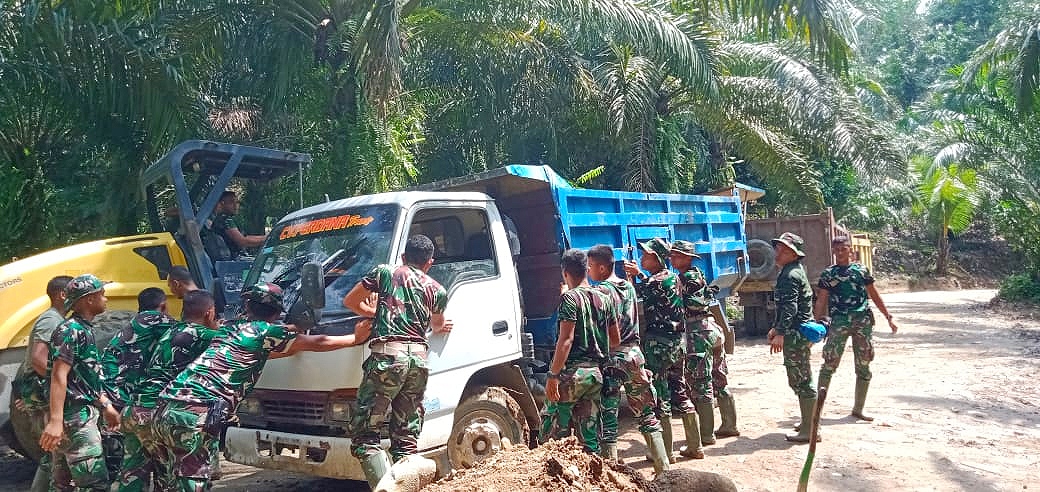 Satukan Tenaga, Satgas TMMD Kodim 0204/DS Evakuasi Truk Material Terjebak Lumpur
