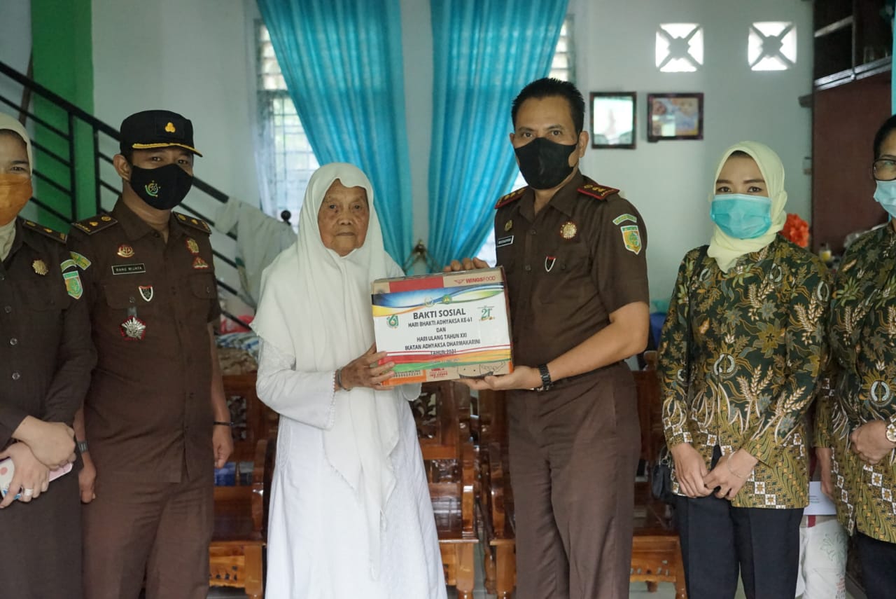Sambut Hari Bakti Adiyaksa Ke-61 Kajari Tebingtinggi Laksanakan Bakti Sosial