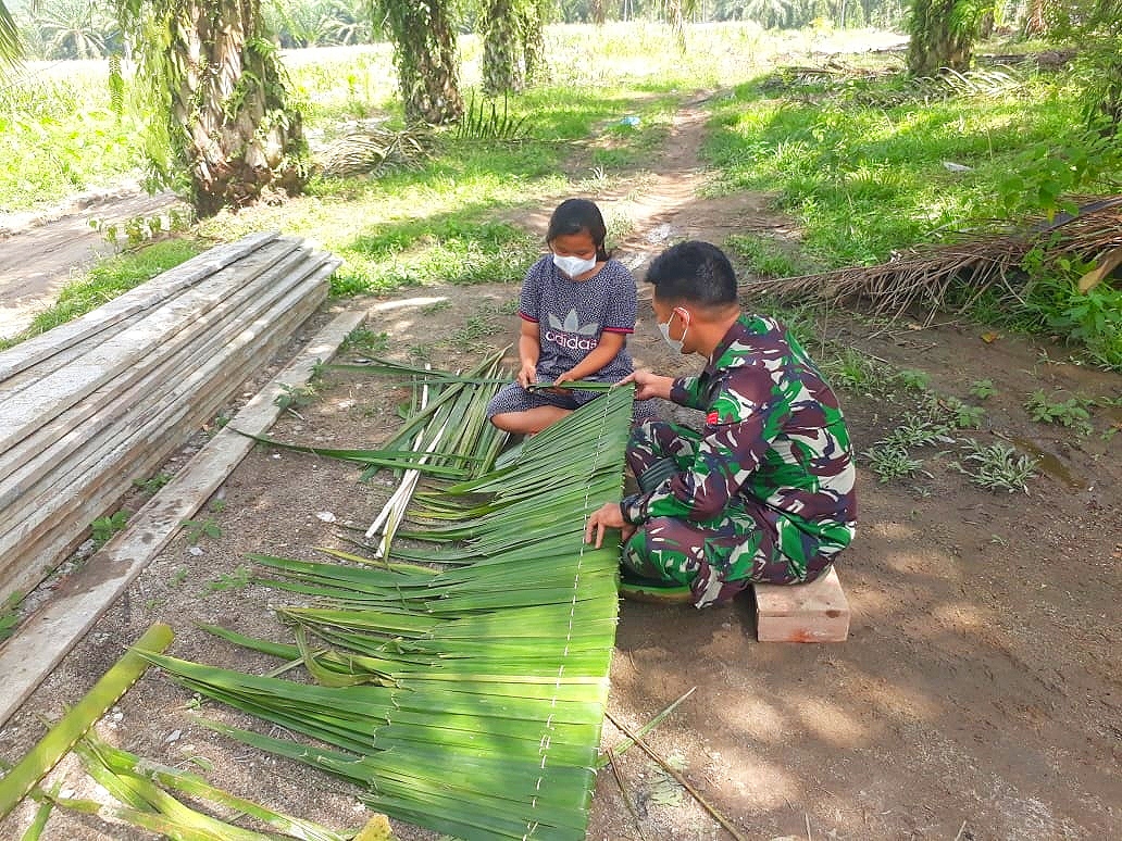 Sambangi Pengrajin Atap Nipah, Satgas TMMD 111 Kodim 0204/DS Mohon Pamit