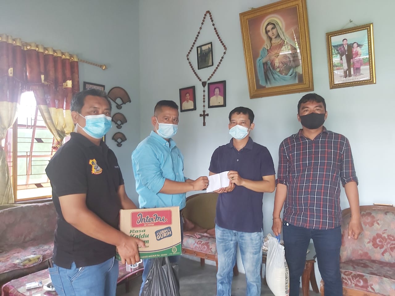 Wartawan Poldasu dan Polrestabes Sakit, Ketua Pewarta Berikan Santunan dan Sembako