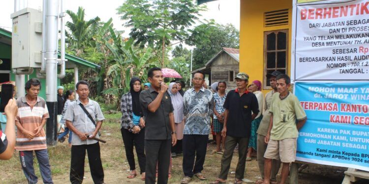 Puluhan Warga Desa Mentunai Tuntut Kepala Desanya Mundur, Karena Diduga Salahgunakan Dana Desa