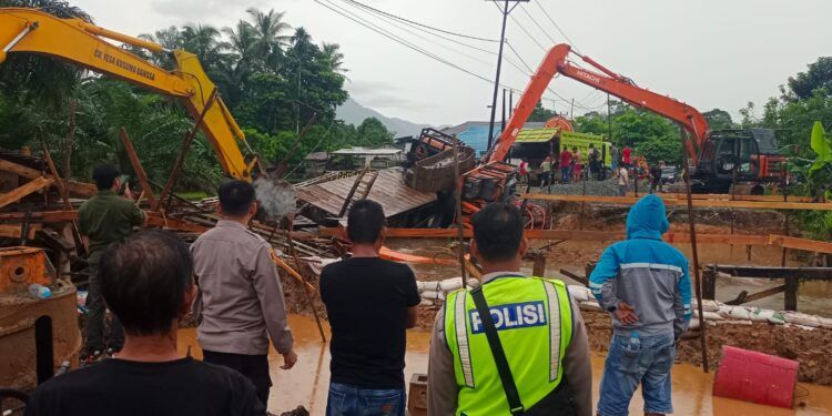 Jembatan Darurat Di Desa Tunang Ambruk Dilewati Truk Tronton