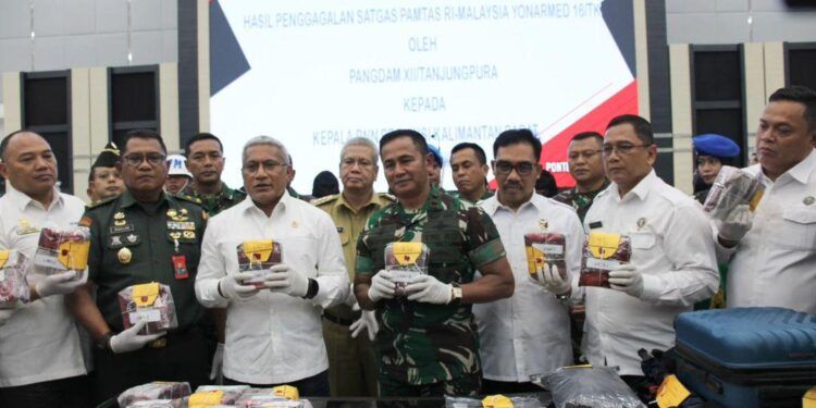 Dansatgas Pamtas RI-Mly Yonarmed 16/TK Hadiri Penyerahan Barang Bukti Sabu 21,2 Kilogram Dan 5 Tersangka Kepada BNN RI