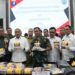 Dansatgas Pamtas RI-Mly Yonarmed 16/TK Hadiri Penyerahan Barang Bukti Sabu 21,2 Kilogram Dan 5 Tersangka Kepada BNN RI