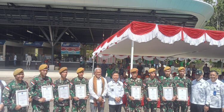 Perang Terhadap Narkoba, Satgas Pamtas RI-Malaysia Yonarmed 16/TK Ikuti Kegiatan Deklarasi Sambas Bersih Narkoba Di PLBN Aruk