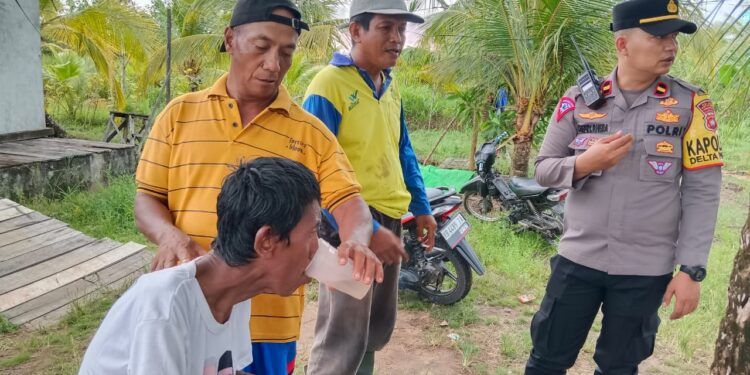 Polsek Delta Pawan Respon Cepat, Datangi Aduan Masyarakat Adanya ODGJ Tersesat Di Tengah Rawa