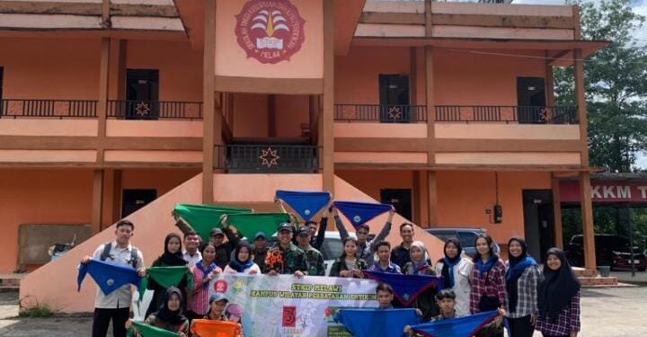 Satgas Pamtas RI-Malaysia Yonarmed 16/TK Berikan Ilmu Navigasi Darat Di Wilayah Perbatasan RI-MALAYSIA