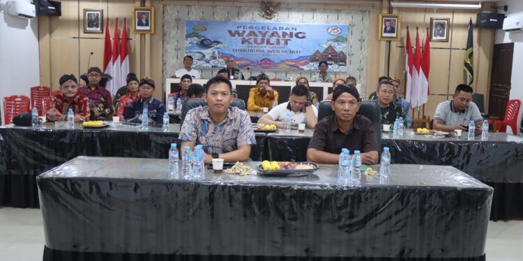 Meriahkan Hari Bhayangkara, Polres Landak Lestarikan Budaya Dengan Nobar Wayang Kulit