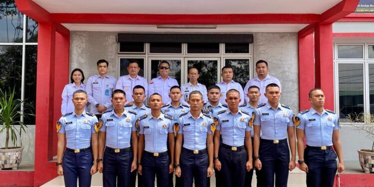 Taruna Poltekip Berikan Kenang – kenangan Berupa Plakat Kepada Lapas Kelas IIA Pancur Batu