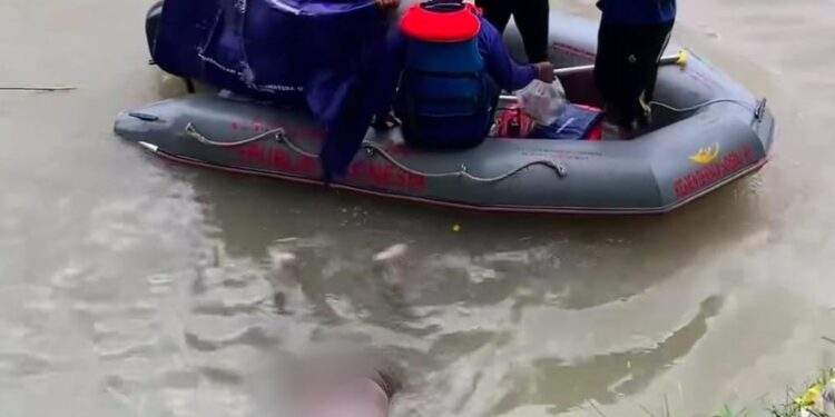 Korban Hanyut di sungai padang, akhirnya di temukan